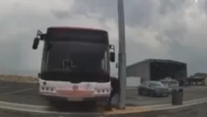 תיעוד: אוטובוס ריק הדרדר בחניון ופגע בנהג