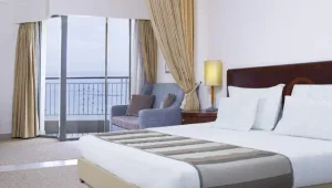 נופש חופש: יוליאן לוינסון יצא לנפוש במלון רויאל ים המלח