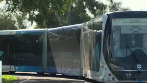 הפתרון לפקקים? הצצה לרכבת החשמלית על גלגלים שיצאה לנסיעת מבחן