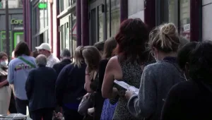 מבדיקת קורונה בדואר ועד מתחמים המוניים: כך נבדקים בעולם