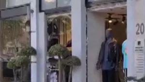 חשד לפרוטקשן בכיכר המדינה: אלמונים ירו צרור לעבר חנות • תיעוד מהזירה