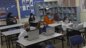 בידודים, זום ובדיקות: כך נראת שגרת האומיקרון בבתי הספר