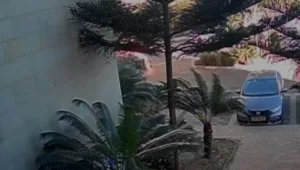 הרכב יוצא מהחנייה - ומתפוצץ: תיעוד הפיצוץ ברחובות שבו נפצעו אם ובתה