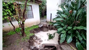 שי יצא לחצר ביתו אחרי הגשמים ונדהם לגלות - בולען בעומק יותר ממטר