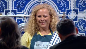 מחברת כנסת לבישול במטבח יווני: האודישן של איילת נחמיאס ורבין