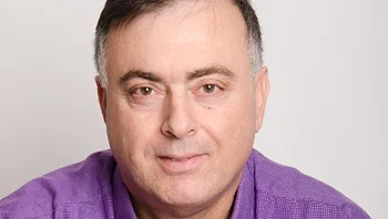 מה גרם ליעקבי טום בן בסט הידוע, בשם הספרותי יעקבי נשר סולן, לעבור מתחומי הפיזיקה והמתמטיקה לנומרולוגיה, ואיזו תוכנה חדשנית פיתח לחיזוי העתיד?