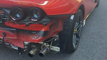 באמצע כביש 6: התנגשות בין פרארי לרכב אחר - הנהג נטש את הזירה