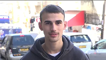 עגלה עם תינוקת התדרדרה בכביש ראשי - עובר אורח הציל אותה רגע לפני אסון