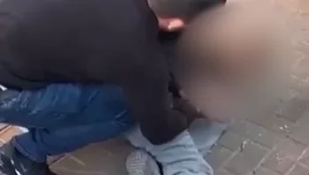 שוטר חנק וקילל חשוד שהתנגד בזמן מעצר בפתח תקווה: "אזיין אותך, יא שרמוטה"