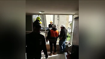 בעקבות שיפוץ בבניין: שני כרעה ללדת - ונזקקה לחילוץ באמצעות מנוף