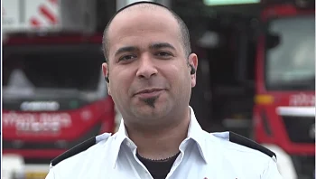 תיעוד דרמטי ממצלמות הקסדה: ברגע האחרון - ילדה חולצה מדירה בוערת