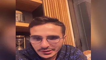 הג'וב החדש של "נוכל הטינדר": החל לצלם ברכות אישיות - והרוויח עשרות אלפי דולרים