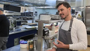 "זה מבחן גם בשבילנו": מה חושבים הטבחים על החלפת המסעדה בכל שבוע?