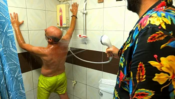 אחרי שבועות ארוכים על האי: המושבעים סוף סוף זוכים למקלחת מפנקת