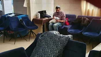טסו ללידת בנם באמצעות פונדקאית - ונתקעו בקייב המופגזת: מחכים לישועה