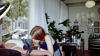 הכירו את פז גולד: השם הבא בתחום הקעקועים ומומחית לסגנון הפיין ליין הפופולארי