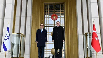 הרצוג נחת בטורקיה והתקבל בטקס מיוחד: "ננסה לאתחל את היחסים"