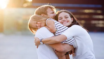 כל ילד צריך תשומת לב מההורים שלו - אבל איך זה משפיע עליהם?