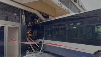 מאבד שליטה וסוטה מהנתיב: אוטובוס פגע בבניין המאה בת"א • תיעוד