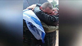 אחרי 3 שנים: אימו של הלוחם הבודד מגבעתי הגיעה בהפתעה לטקס סיום מסלול