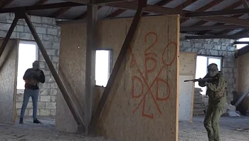 "אנחנו לא מפחדים": האזרחים האוקראינים שמתאמנים כדי להגן על עירם