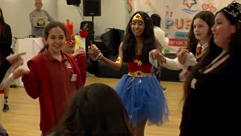 "אף אחד לא שופט אותך": נשף הפורים של הילדים שסובלים מחרם