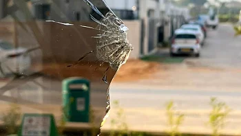 בשעת לילה: ירי בנשק אוטומטי בלב שכונת מגורים בשרון | תיעוד