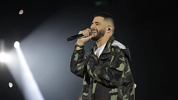 באנו למופע ישיבה של עדן חסון ויצאנו עם רגליים כואבות, תודה לאל! ביקורת הופעה