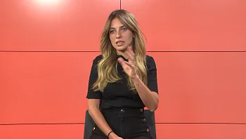 אל אדידה פותחת את הנייד ומגלה: "אם הייתי אימוג'י - הייתי הלב השחור או הגוזל"