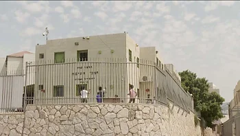 חשד: המזכירה בביה"ס ביצעה עבירות מין בנער בן 16 - ההורים קיבלו דמי שתיקה