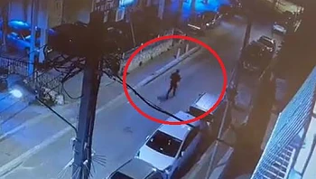 יוצא מהרכב, מתחיל לירות וילדים ברחוב בורחים: תיעוד חדש של הפיגוע בבני ברק