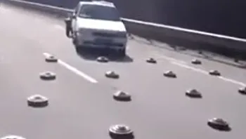 נסיעה מסוכנת: כך אוקראינים חוצים כביש מלא במוקשים רוסיים. צפו