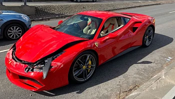 בריטניה: נהג ריסק פרארי חדשה אחרי שהשלים בקושי 2 ק"מ על הכביש