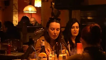 קייב שבה לחיים: במרכזי הבילוי של בירת אוקראינה מנסים לחזור לשגרה