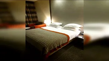 במהלך חופשה באילת התעוררו בלילה וגילו: אישה זרה ישנה בחדרם