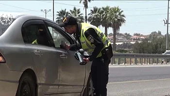 אלימות המשטרה: בן 18 הופשט לעיני כל במהלך חיפוש
