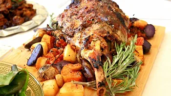 המתכון של רחלי וארז אלון לארוחת החג: כתף טלה וירקות בתנור