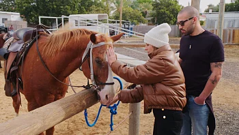 אל מבקרת בחווה ונזכרת בילדותה הקשה: "החיות היו החברות שלי, המשפחה, העולם"