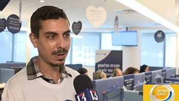 פז רובינזון עם אביב וקנין במטה ההתרמה למען ניצולי שואה