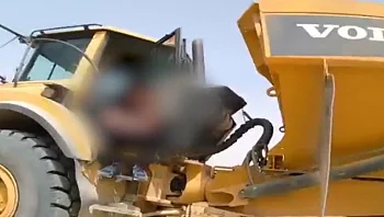 לא ייאמן: בן 13 נתפס נוהג במשאית