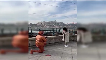 במהלך חופשה בבודפשט: התחפש לפסל רחוב והפתיע בהצעת נישואין