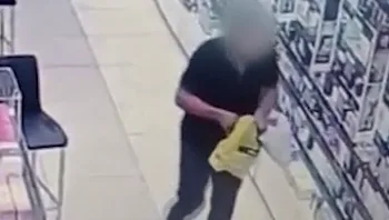 תיעוד: שני גברים גנבו מוצרים במאות אלפי שקלים מחנויות פארם