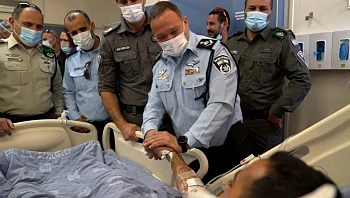 "המחבל קפץ עליי, הפלתי אותו לרצפה": השוטר שנפצע בפיגוע בשער שכם משחזר