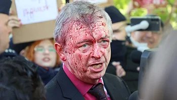 מפגינים התיזו צבע אדום על שגריר רוסיה בפולין • תיעוד