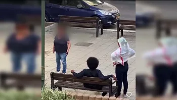 הישראלית המכוערת: "ג'וק שחור" - תושבת רחובות תקפה צעיר כהה עור ברחוב