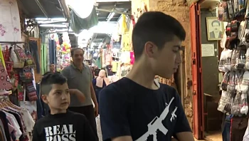 אופנת הטרור: החולצות עם הדפס הנשק הפכו לסמל המאבק הפלסטיני