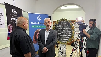 סינוואר במשרדי אל ג'זירה בעזה: "לא מפחד ולא מסתתר"