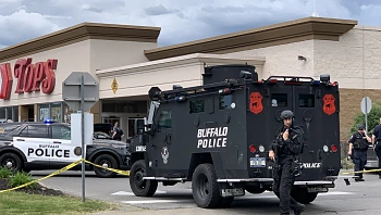 לפחות 8 הרוגים בירי בסופרמרקט בארה"ב; דיווח: היורה שנעצר פרסם מניפסט גזעני