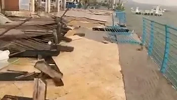 סופת רוחות עזה בכנרת: ציוד ואוהלים עפו, נופשים פונו מהחופים