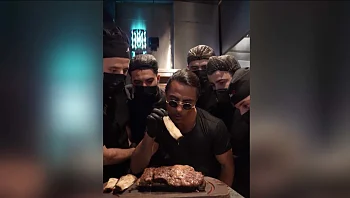 הודעה לקרניבורים: נוסרט, אשף הבשרים והמלח פותח מסעדה בישראל